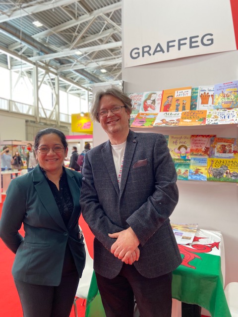 graffeg_books's tweet photo. Catching up with friends old and new at this years Bologna #BCBF22 📚

Huge thanks to @SheerinAswat for your work to get us here! Always a pleasure to see ex-Graffeg @Meggyf who is now doing a PHD in Internationalisation of Children's Publishing in Wales. https://t.co/UCDmpgYn3f