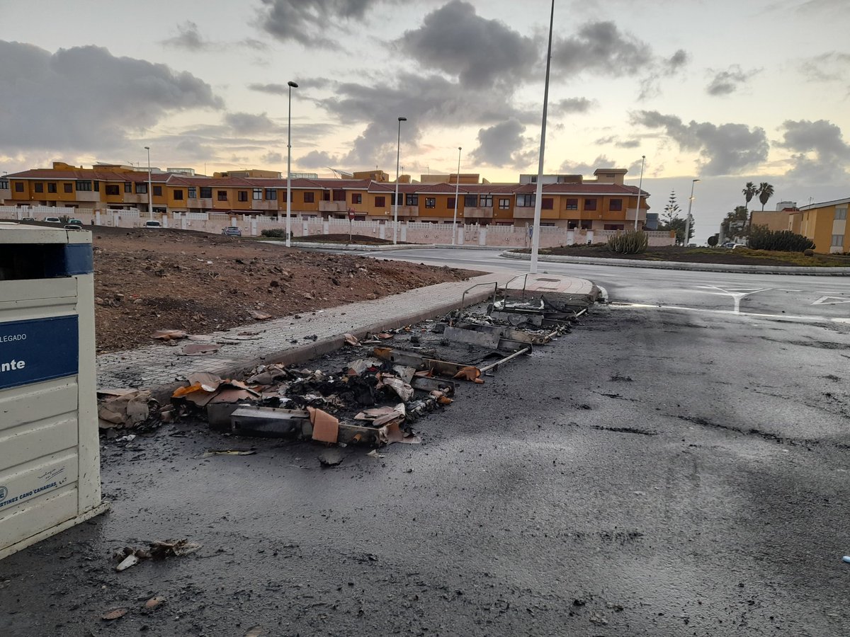 alvarocale's tweet photo. Se repite la historia. Mismo lugar y mismos tontos quemando los contenedores en una zona de La Garita #Telde https://t.co/mJHiKcPYlQ
