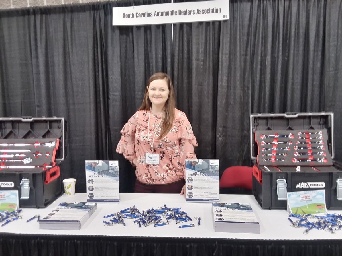 mebasc's tweet photo. These wonderful exhibitors brought goodies, good information and even gave a bit of guidance to our Midlands region 8th graders! Thank you for participating!!! #creatingcareerconnections https://t.co/ZhxkK1R5WC