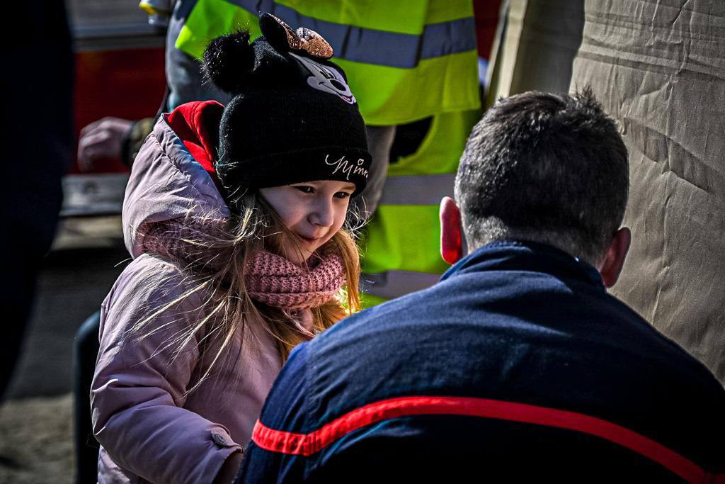 Les @PompiersFR sont engagés jour et nuit depuis le début du conflit, aux côtés des pompiers polonais à la frontière ukrainienne pour aider et soutenir les réfugiés, donner du matériel et des engins de secours et d’incendie aux collègues pompiers ukrainiens.   #PompiersDeLaPaix