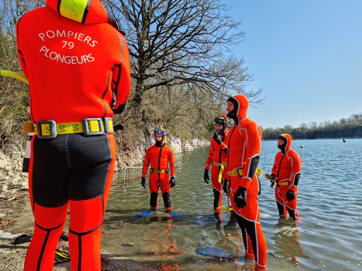 #Formation //
Jour 3 de la formation #SAV1 et formation complémentaire eaux vives de cette semaine au #SDIS79.
📍 Matinée à la carrière de #SaintLin
Exercices réalisés 👇
➡ Test d’accessibilité. Objectif : 1000 mètres en 20 min. 
➡ Sauvetage de personne en détresse.