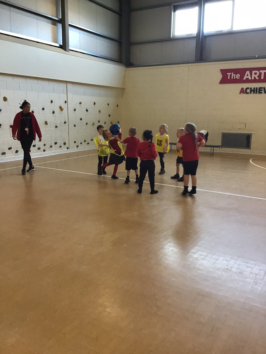 HGPAMrsBest's tweet photo. In P.E we have been practicing our sending and receiving skills. #harrowgatepe @HARROWGATEPE https://t.co/tmTRTyM3tq