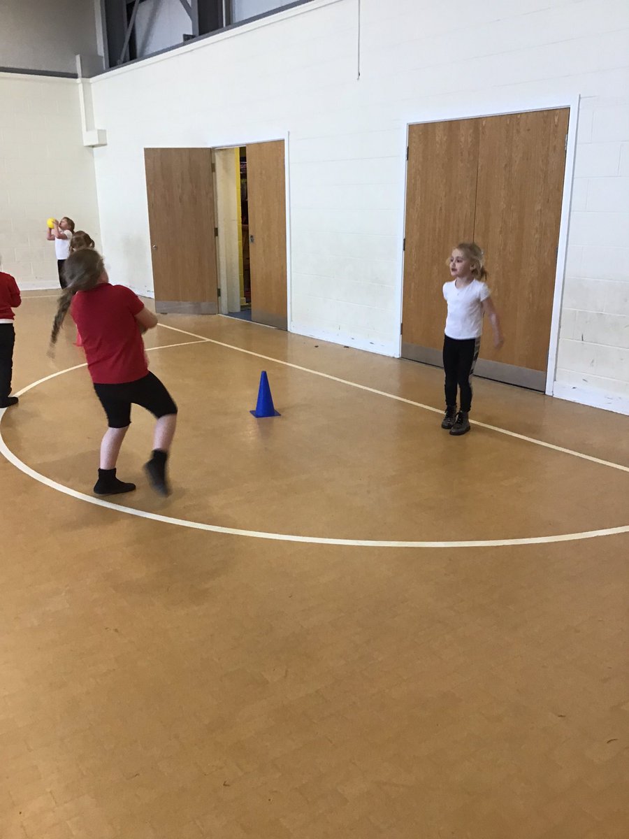 HGPAMrsBest's tweet photo. In P.E we have been practicing our sending and receiving skills. #harrowgatepe @HARROWGATEPE https://t.co/tmTRTyM3tq