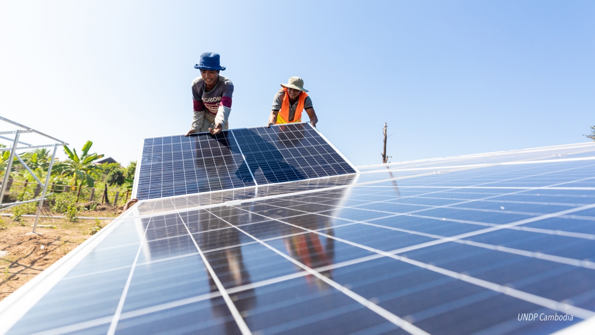 UNDPplanet's tweet photo. Cambodia is one of the countries that's expanded electricity access the fastest, going from 6.6% in 2000 to 97.5% in 2021. With @UNDPCambodia's support, the government is now deploying off-grid solar energy to reach last-mile communities: https://t.co/gmEcY9ctbv #LeaveNoOneBehind https://t.co/0xajOGeprN