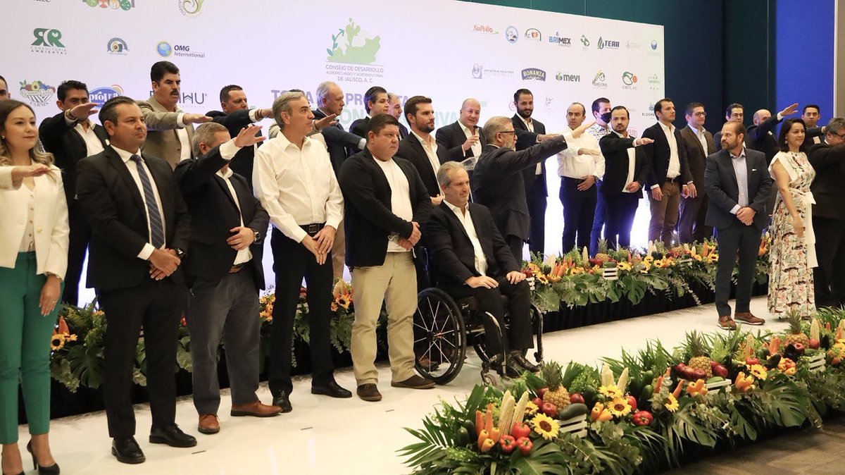OlajMx's tweet photo. Para OLAJ, fue un gusto acompañar al Ing. Andrés Canales Leaño (@charrocanalesl) a su toma de protesta como Pdte. del Consejo de Desarrollo Agropecuario y Agroindustrial de Jalisco A. C. (@cdaajalisco). Qué sigan los proyectos a favor del campo e impulso de nuestros productos. https://t.co/vhVNmnVH2E
