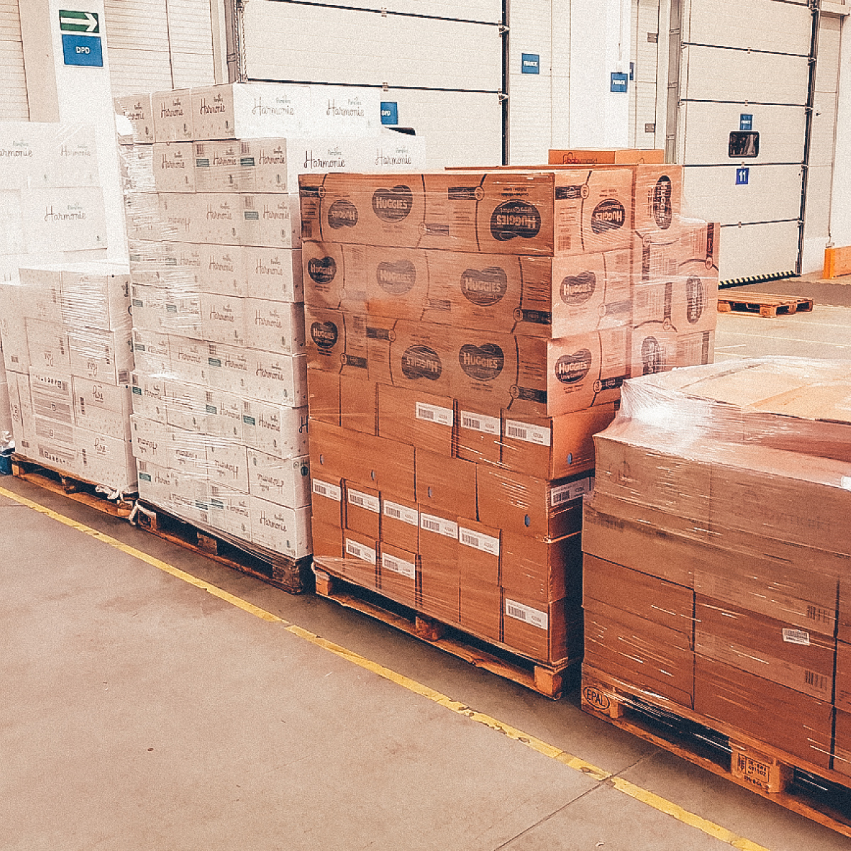 Gemeinsam mit unserem Kunden <a href="/BABYMARKT/">babymarkt.de</a> haben wir eine Ladung voller dringend benötigter Produkte (Windeln, Feuchttücher, Nahrung etc.) gepackt. 🇺🇦 Unser Care-Paket wird aktuell mit der <a href="/DB_Cargo/">DB Cargo</a> #Schienenbruecke direkt in die Krisengebiete gebracht #StayWithUkraine