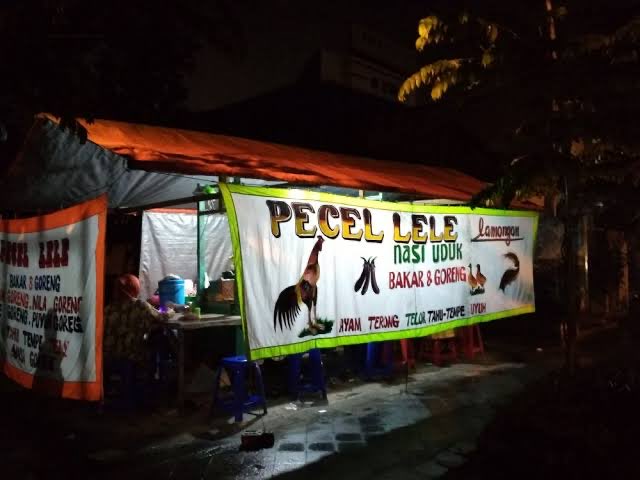 txtdrkuliner's tweet photo. Kenapa pecel lele bukan ‘pecel’ dengan sambel kacang pada umumnya? Dan malah bentuknya penyetan? 🤔

Ini jawabannya…

— A Thread — https://t.co/MCqJc5zhur