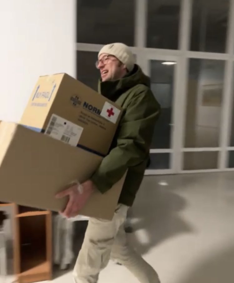 🇺🇦 Being in a war zone means not only staying professional but also human. 

Last night, I decided to help some NGOs ‘Alliance4Children #Ukraine’ to unload an ambulance full of medicines and essential goods for children and orphans stuck in Kiev.