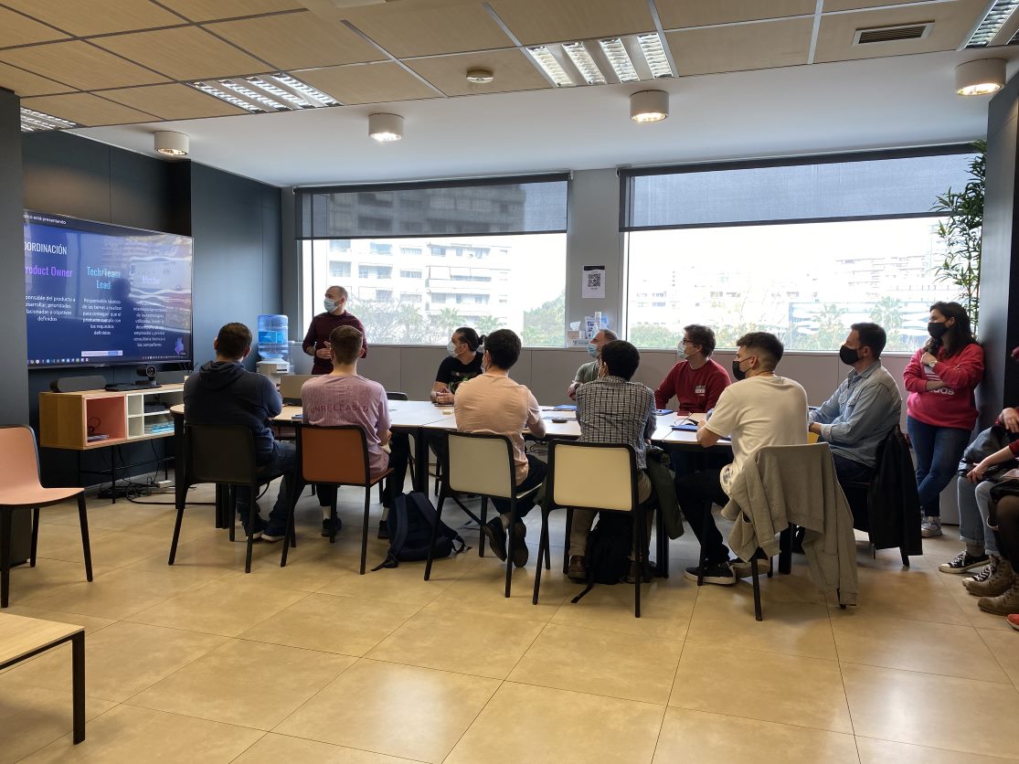 CodeSpaceAcade's tweet photo. ¡Ayer estuvimos de visita en Freepik!
✨Nuestros alumnxs de #Fullstack y #ciberseguridad Red&Blue visitaron las instalaciones de esta gran compañía, que por cierto, es de origen malagueño, como #CODESPACE 😉
Gracias @freepik por acoger a nuestros #codespacers. ¡Volveremos! 🚀 https://t.co/wHfqDBDwTT
