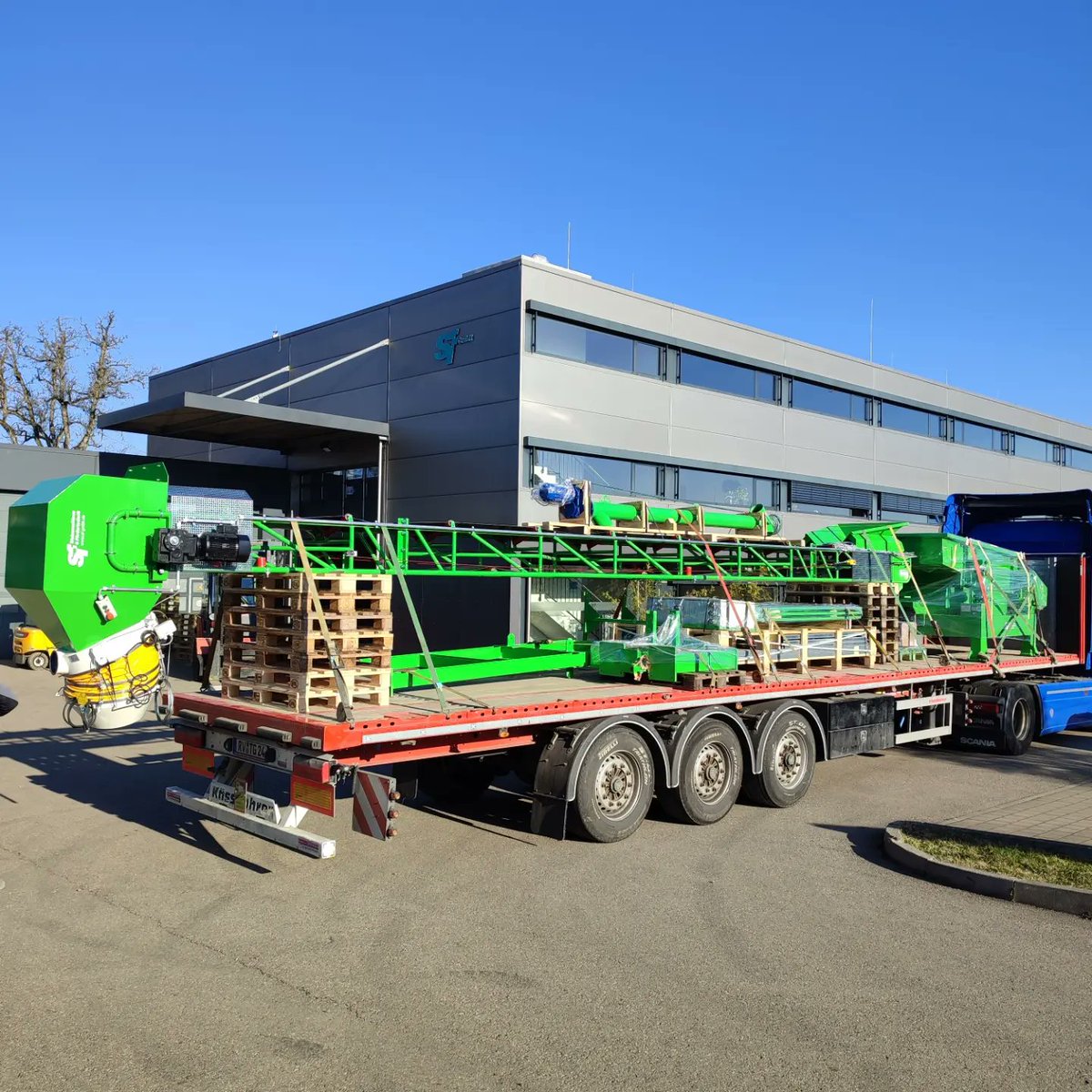 sfgmbhde's tweet photo. Unsere #Siebanlage zum Sieben und Entstauben von #Holzpellets ist versandbereit und auf dem Weg zum Kunden.
Die Anlage dient zum Entstauben und Verladen von #Pellets. Dies sorgt für Holzpellets mit geringem Staubanteil.

#Holzindustrie #Siebmaschine #Siebtechnik  #Biomasse https://t.co/vxXyFSjync
