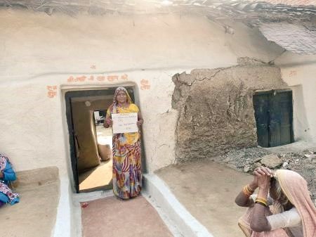 PMAYU_UP's tweet photo. प्रधानमंत्री आवास योजना (शहरी) के अंतर्गत निर्मित आवास
Happy beneficiary Rani Devi w/o of  Ramesh Chadra from District (Banda) #UttarPradesh  her family standing beside newly constructed BLC house.
#UPSUDA #PMAYUrbanUP #PMAYUrban.
Before &amp;After https://t.co/2NG4Z8nHH5