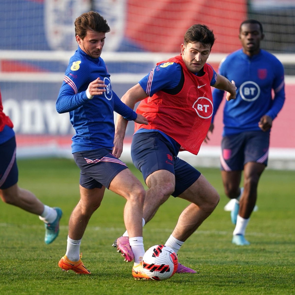 fernandopalomo's tweet photo. Harry Maguire en un entrenamiento de la selección inglesa. 🤦🏻‍♂️ https://t.co/U6N4AJNP8X