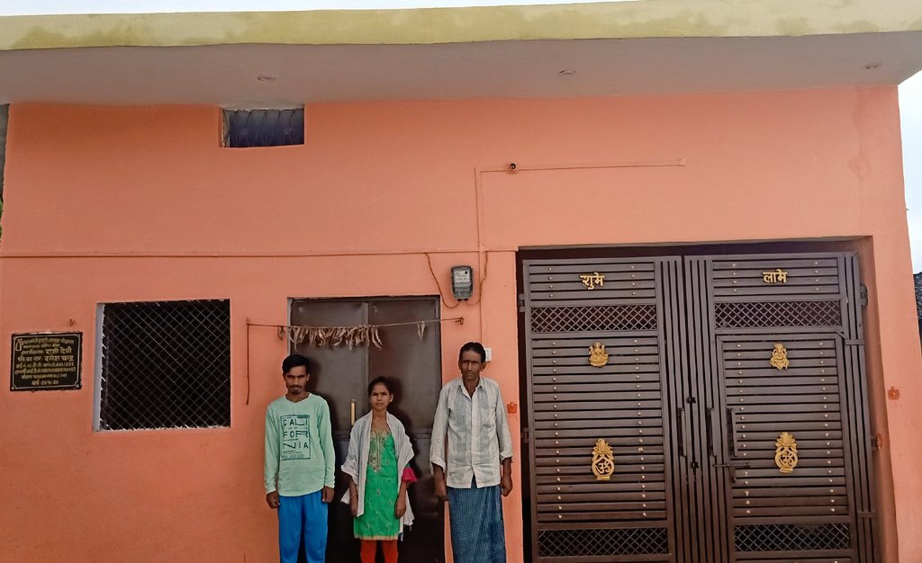 PMAYU_UP's tweet photo. प्रधानमंत्री आवास योजना (शहरी) के अंतर्गत निर्मित आवास
Happy beneficiary Rani Devi w/o of  Ramesh Chadra from District (Banda) #UttarPradesh  her family standing beside newly constructed BLC house.
#UPSUDA #PMAYUrbanUP #PMAYUrban.
Before &amp;After https://t.co/2NG4Z8nHH5