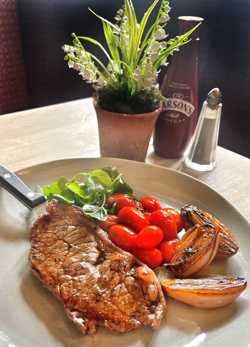 OwdNellsTavern's tweet image. Enjoying our new menu dishes… PiriPiri chicken wings Cajun mayo; Home brined salt beef, bacon sauerkraut, Emmental cheese, sweet pickle on malted rye; 8oz hand cut local Sirloin with confit of cherry tomatoes &amp;amp; glazed braised shallots 🥰 #foodie #canalside #loveyourtavern