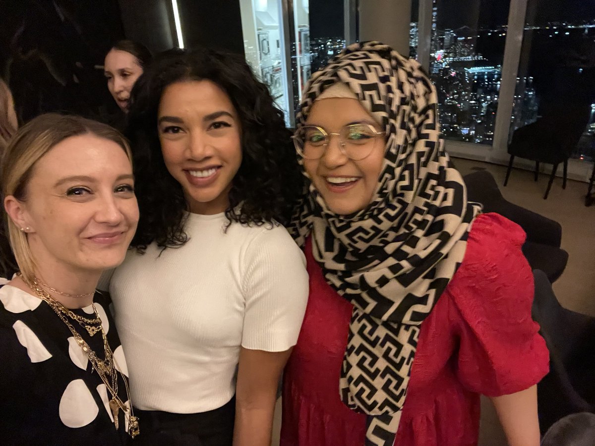 GM to all the fellow @WomenriseNFT holders! Loved meeting @Maliha_z_Art last night at @MAVIONworld dinner