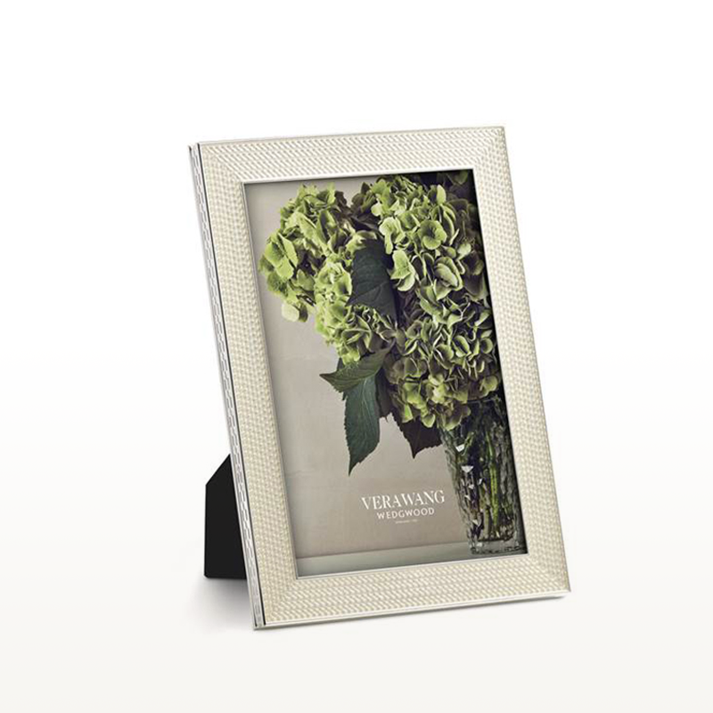 The_Chinashop's tweet image. This Vera Wang Wedgwood photo frame has an intricate notched design along with interlocking rings which symbolise eternal love. A romantic treasure box that looks stunning on the bedside table. ow.ly/nYN850Iq0wI

#Wedgwood #Photoframe #Decor #Home #Gift #Giftideas