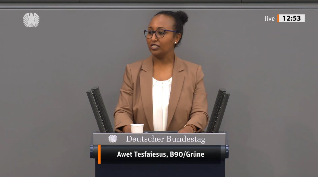Die Bundestagsabgeordnete Awet Tesfaiesus steht am Redepult des Deutschen Bundestags.