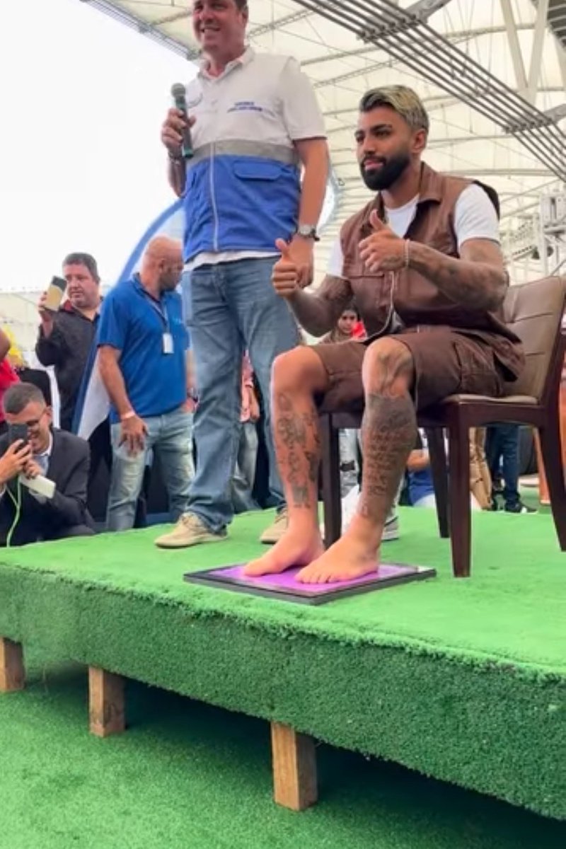 joaodoresenha's tweet photo. Gabigol foi o jogador mais novo da história a ter seus pés na calçada da fama do Maracanã. Imagina a vida de quem não gosta deste cara https://t.co/HRrE6ehmXR