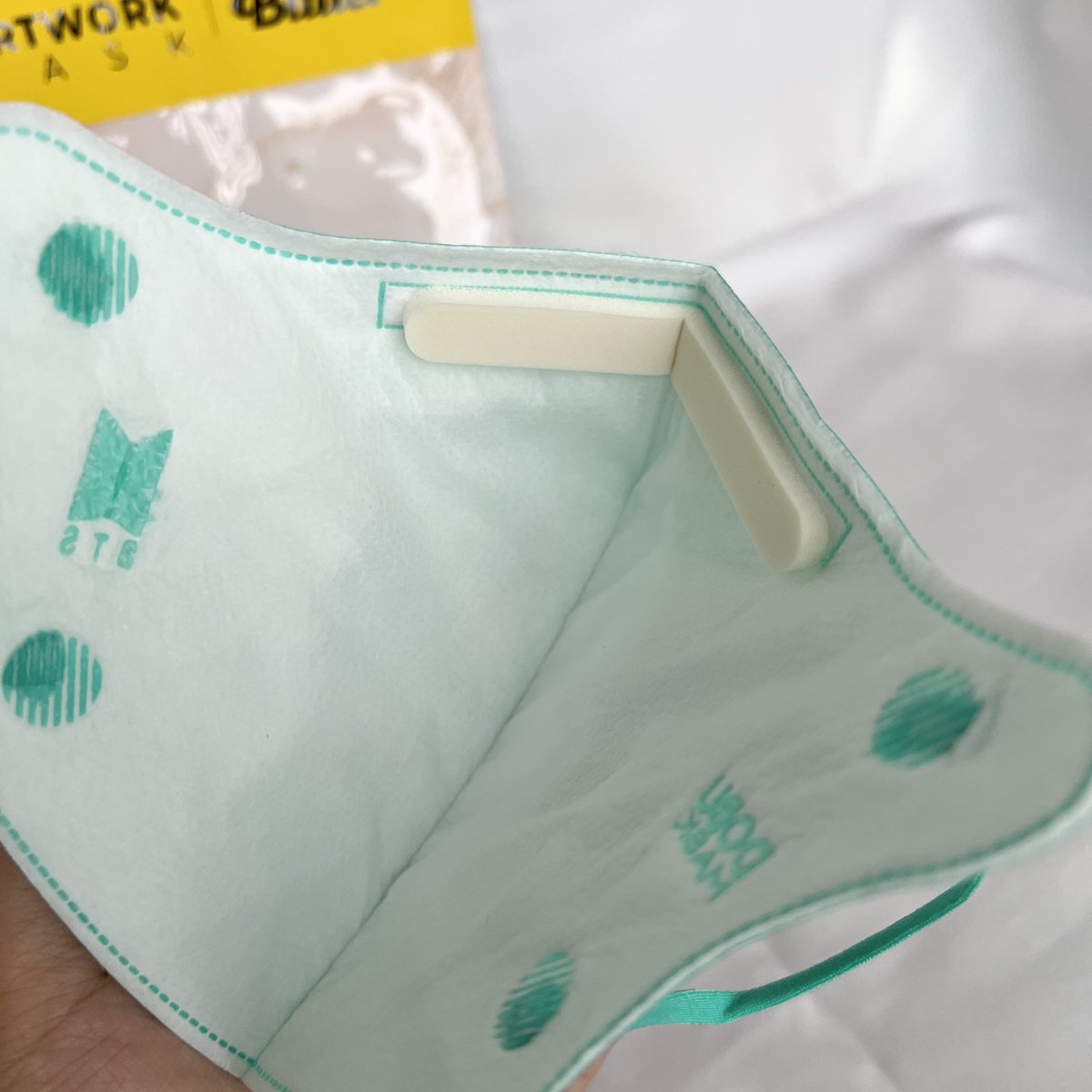 SUGA_th's tweet photo. มาแล้วว🎉 มาสก์คอลเลคชั่นพิเศษจาก @tasteofme_co “BTS ARTWORK MASK - Butter Edition” 😷🧈  ตัวมาส์กของคุณยุนกิจะเป็นสีเขียวน่ารักๆ สกรีนลาย Butter แบบนี้เลย! ใน 1กล่อง มีทั้งหมด 7ชิ้นน้าา

ใครสนใจตามไปสั่งด่วน! สินค้ามีจำนวนจำกัด 👉 https://t.co/4IpmknyuVI

#BTSMaskTH
#มาสก์บังทัน https://t.co/NVkadNQknA