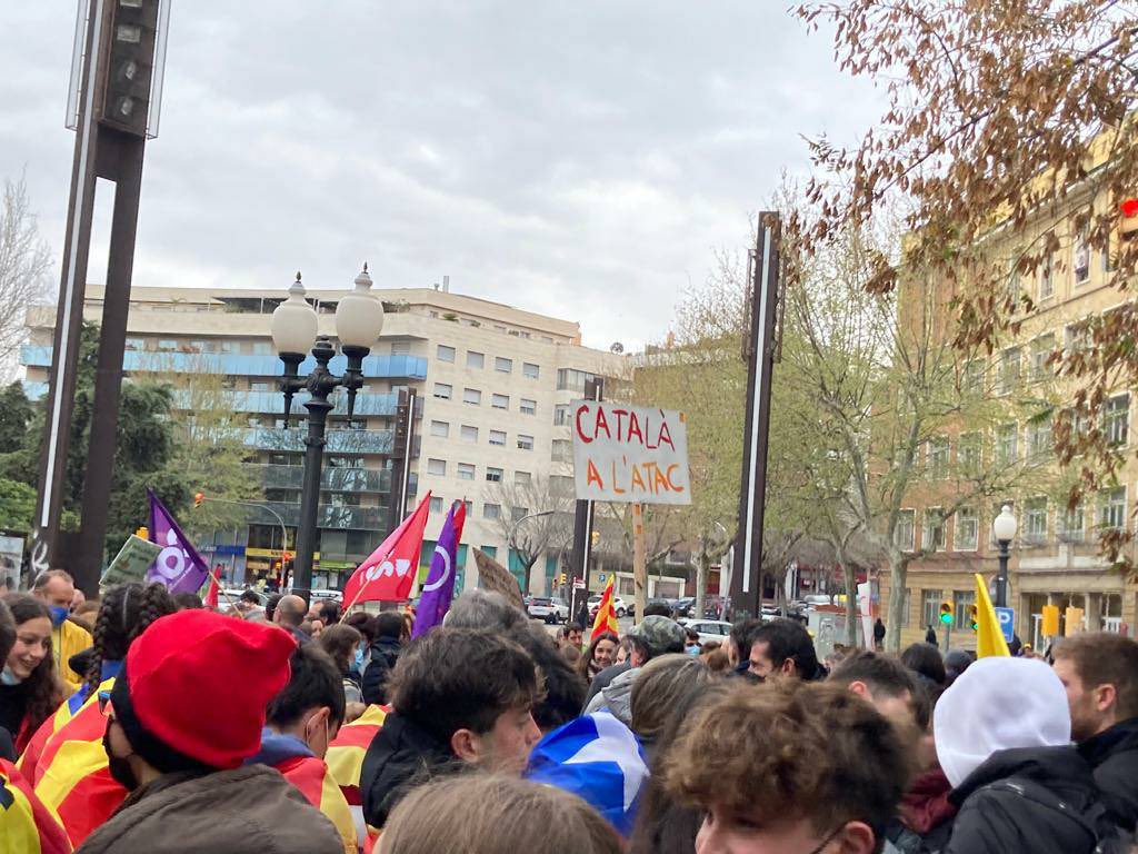 SEPC_nacional's tweet photo. 🟡 #VAGA23M || 📍 Comencen les manifestacions unitàries a #Girona, #Lleida, #Barceloa i #Tarragona.
Davant la imminent execució del 25% de castellà a totes les aules, professores i estudiants sortim als carrers en defensa de la nostra llengua i la nostra escola! ✊🏽 https://t.co/HZWdlviQ6k