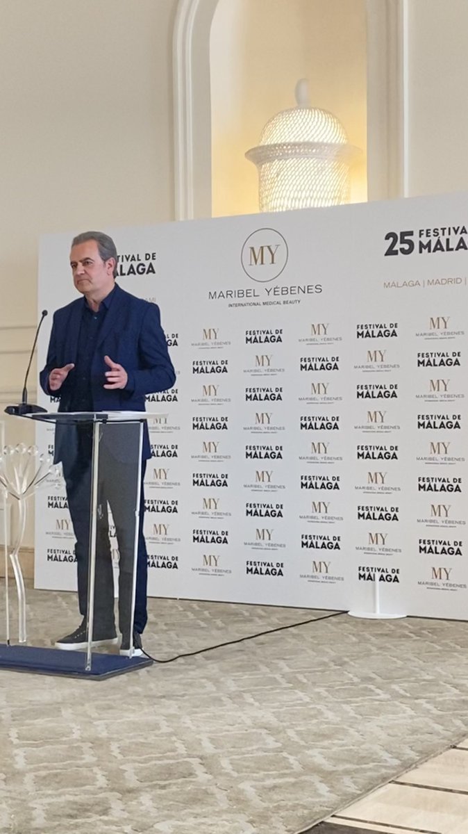 Juan Antonio Vigar, director del #25festivaldemálaga dice unas palabras como introducción al Premio <a href="/maribelyebenes/">Maribel Yébenes</a> al mejor look de alfombra roja