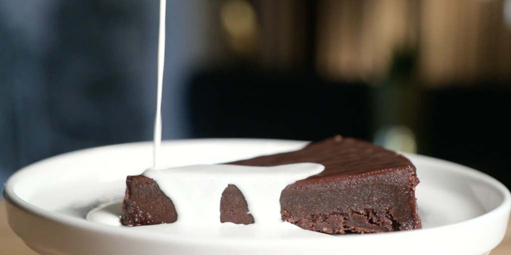 rest_lateral's tweet photo. Si eres un auténtico #LTLover sabrás que lo mejor de nuestra Tarta de Chocolate es que nunca viene sola 😏
·
#LTLovers #rest_lateral #tartachocolate #postres #tarta https://t.co/7559cZO3IO