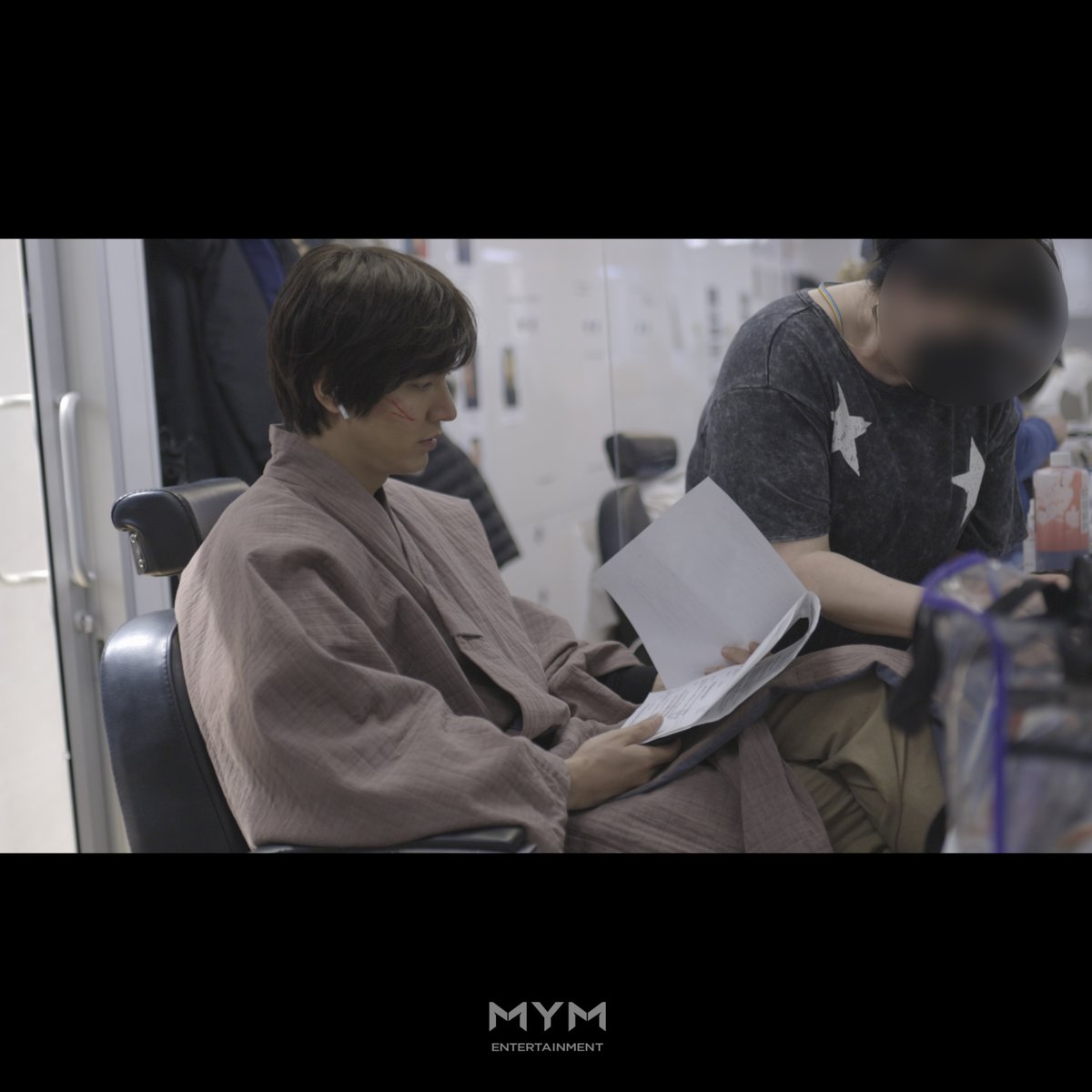 ActorLeeMinHo's tweet photo. 𝐃-𝟐 #이민호 #파친코 #한수 

“세련되고 위협적인 캐릭터를 뛰어넘어 한수를 복합적인 인물로 표현해낸 이민호의 연기에 감탄했다.” #HollywoodReporter

<이런 호평을 받을 수 있었던 배경에는 매 순간 진중한 모습으로 작품과 캐릭터를 대했던 이민호 배우가 있었다>는 비하인드♥️ https://t.co/XMfHxGj6u0
