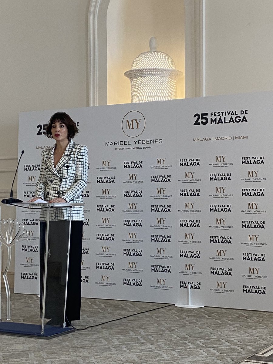 Ana Gutierrez, directora del centro de Málaga <a href="/maribelyebenes/">Maribel Yébenes</a> da pie al jurado que entregará los premios de este año al mejor look de alfombra roja de este #25festivaldemálaga