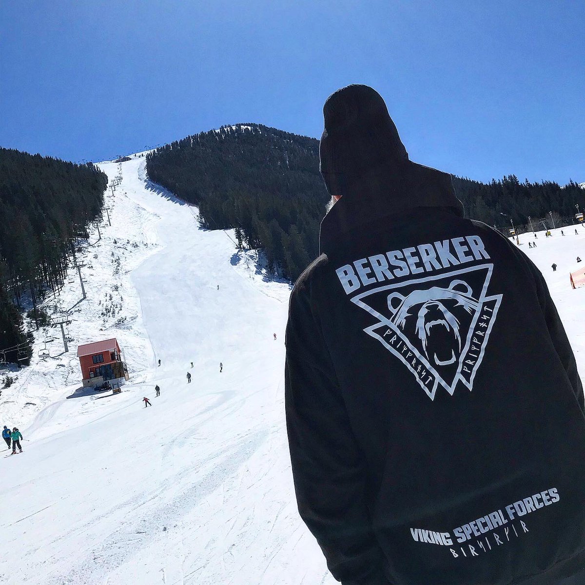 SweMetalChef's tweet image. Always ski with style…in @TheGrimfrost wear. \m/ #grimfrost #viking #wear #ski #bansko #great #mountain #resort