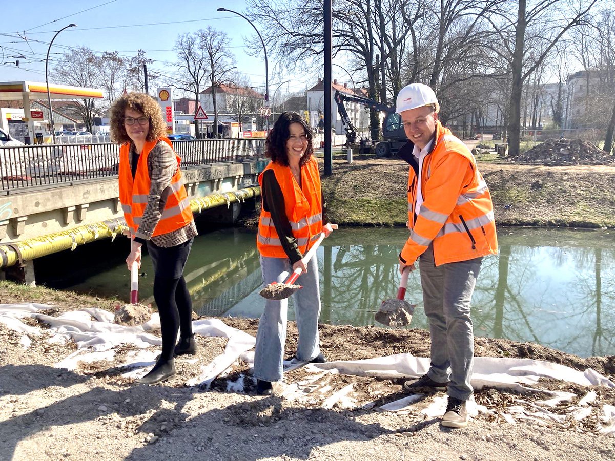 SenMVKUBerlin's tweet image. Senatorin @Bettina_Jarasch hat heute das Startsignal für den Bau der neuen Pyramidenbrücke gegeben. Alle Infos 👉berlin.de/sen/uvk/presse… #100TageProgramm #Mobilitätswende #FürDieGanzeStadt