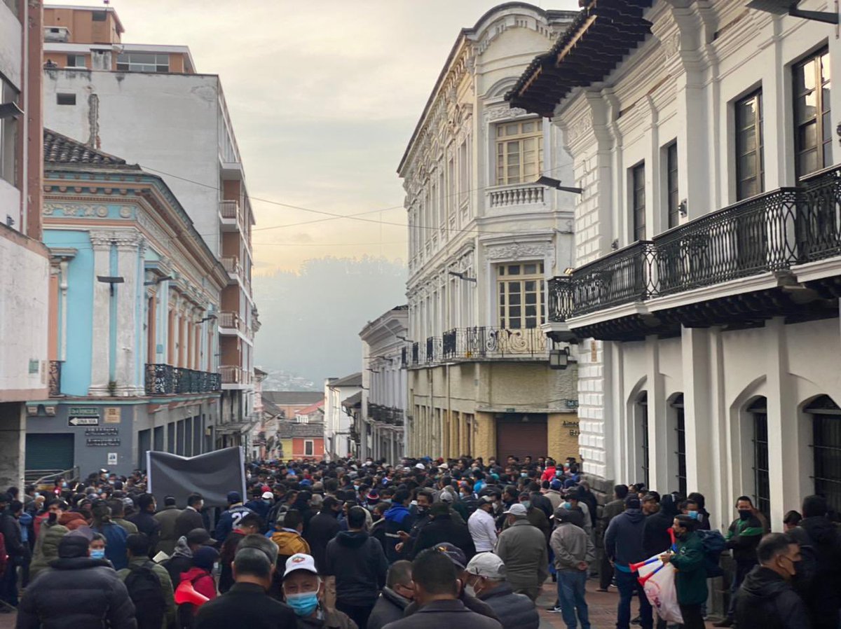LaCarol_M's tweet photo. #AlertaQuito @LassoGuillermo así comenzó el atentado a #Quito en octubre con los taxistas en las calles!!! Por qué no revocan permisos de operación? https://t.co/rhJIHG96sR