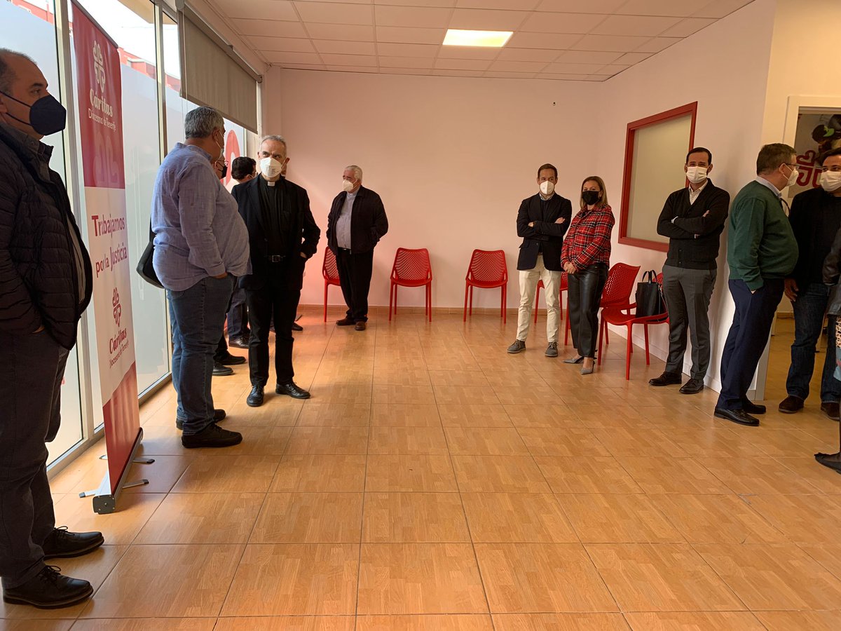 CaritasTenerife's tweet photo. El obispo Bernardo Álvarez ha celebrado hoy la bendición y apertura oficial de nuestras nuevas oficinas de atención en #LaPalma, ubicadas en Los Llanos. Al acto han acudido autoridades municipales e insulares, técnicos, sacerdotes y voluntariado. #70aniversariocáritastenerife https://t.co/Q4mwqceYDL