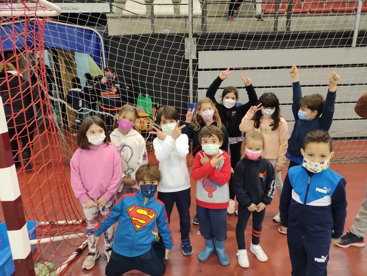 Enpetrol2016's tweet photo. Alumnos de 1º y 2º de E. Primaria de nuestro centro, han participado en las jornadas de Jugando al Atletismo en el pabellón Antonio Rivilla junto a otros centros, con la colaboración del Ayuntamiento y Dxt Base de Puertollano. 
#inmaculadaenpetrol 

#proyectoescolarsaludable https://t.co/FdPYYxpdmj
