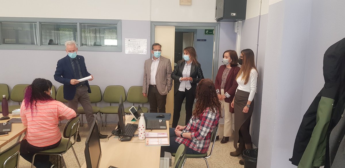 CDE_Valladolid's tweet photo. La consejera de @educacyl, Rocío Lucas, el Delegado Territorial @Guscobos, el Director General de Innovacion y Formación del Profesorado y la Directora Provincial de Educación de Valladolid en su visita a los @CDE_Valladolid.
#CompDigEdu_CYL #acompañamientoTIC
@cfievalladolid https://t.co/v0D8ZCUCwj