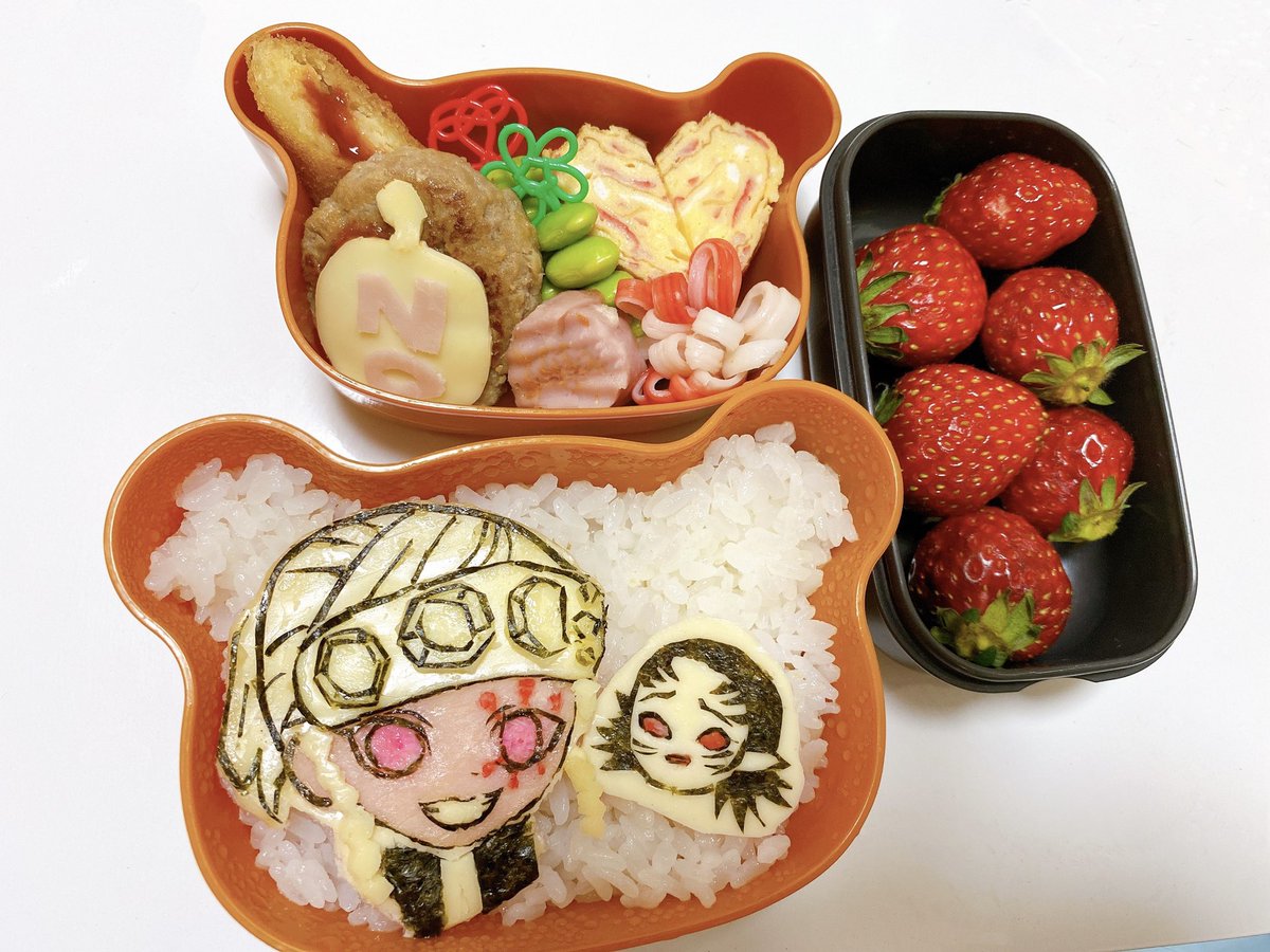 pi_chan0222's tweet photo. 保育園最後のお別れ遠足のお弁当。

娘のリクエストは～
遊郭編ですっかり好きになったらしい天元様。
いつでもいつまでも大好き、いつかお友達になるのが夢の響凱さん。
もはや定番化されつつあるノットレイのハンバーグ。

卒園おめでとう🌸

#キャラ弁 #鬼滅の刃 #宇随天元 #天元様 #ノットレイ https://t.co/R4FljWwMbl