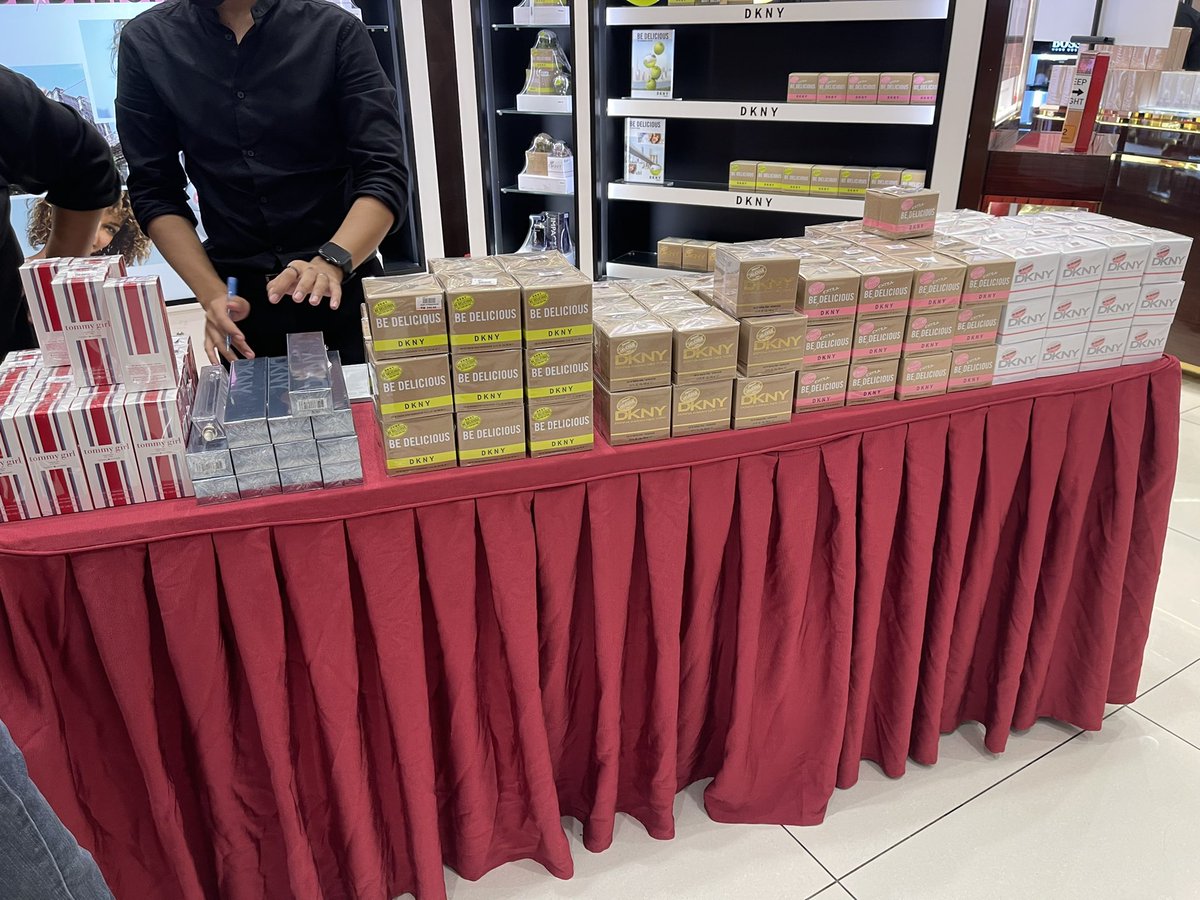 PsPerfumeMurah's tweet photo. #SogoSALE UP TO 60% 
kau ghaserrr ? 😭

aku sendiri yg nangis tepi meja tu, sebab semua pun nakkkk! 

https://t.co/jIxePkLJcj https://t.co/bKInUDzNvN