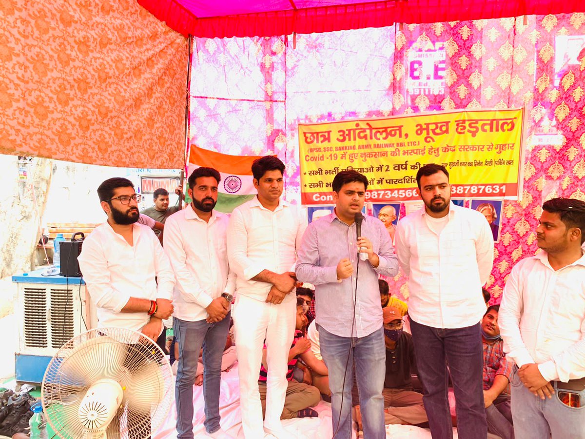 nsui's tweet image. कई दिनों से अनशन पर बैठे विभिन्न भर्तियों के छात्रों के बीच पहुंचकर NSUI राष्ट्रीय अध्यक्ष श्री @Neerajkundan जी ने उन्हें सम्बोधित कर उनकी मांगों का समर्थन किया। #ExtraAttemptForAll के हक की लड़ाई में शुरुआत से NSUI छात्रों के साथ कंधे से कंधा मिलाकर खड़ी है।