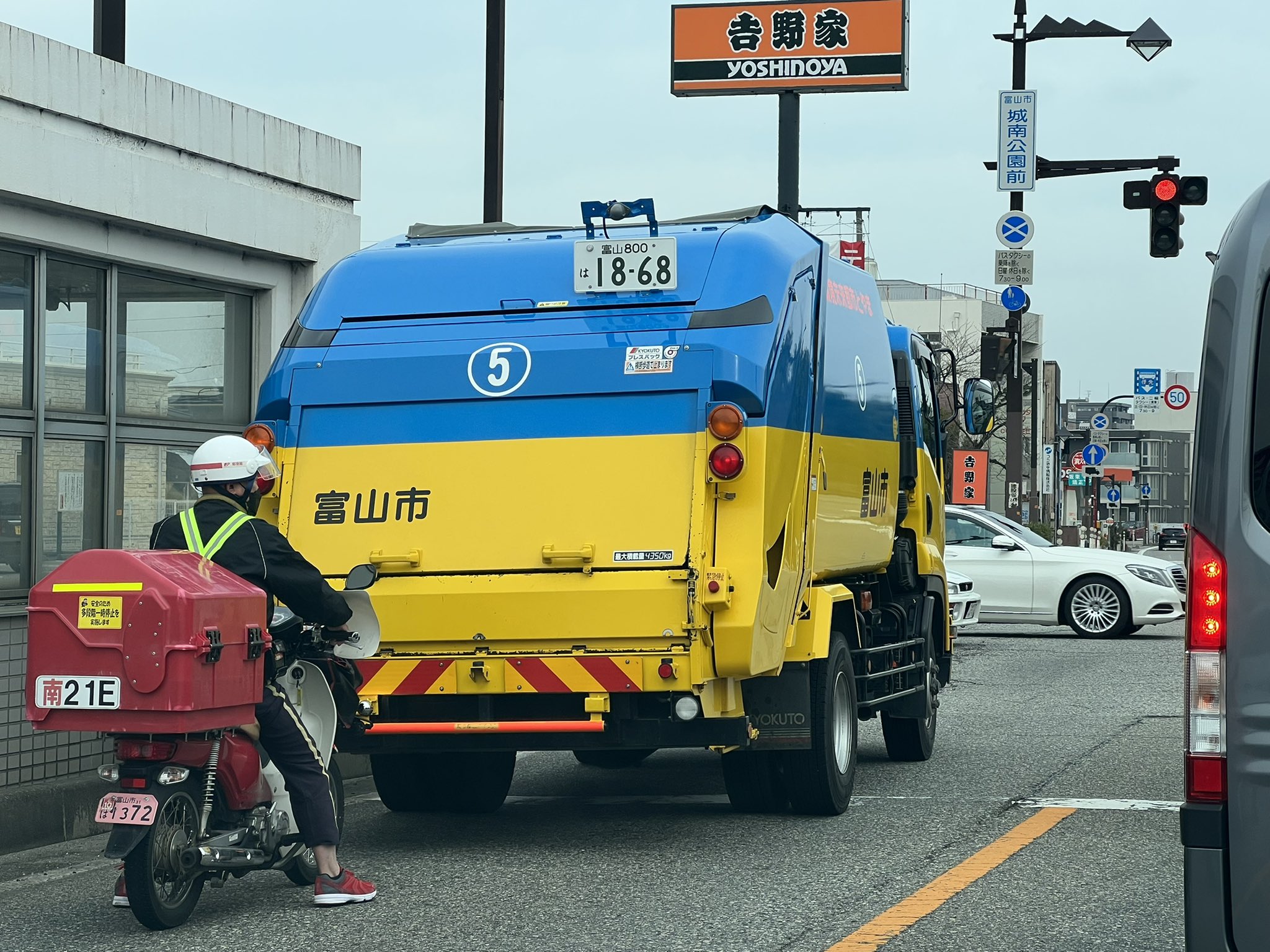 富山観光おばあちゃんねる 富山市のゴミ収集車もウクライナを応援しています 富山市 ごみ収集車 ウクライナ T Co Hoavn8ibay Twitter