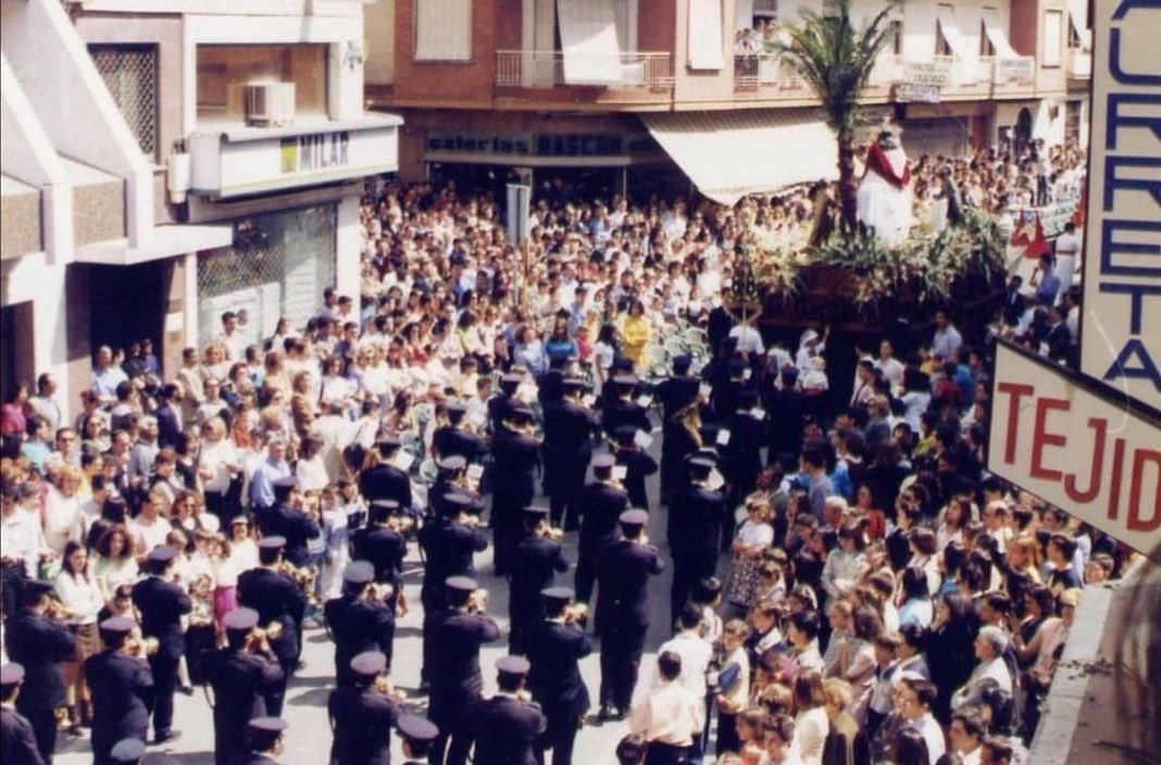 PasiondeLinares's tweet photo. ✝️ Hoy se cumplen 25 años de nuestra primera #SemanaSanta.

🎶 Aquel 1997...

@borrilinares | #DomingoDeRamos
@cautivo_martos | #MartesSanto
@Rescate_Baeza | #JuevesSanto
@Nazareno_Motril | #JuevesSanto
@VeraCruzSetenil | #ViernesSanto

#PasiónDeLinares
#25AñosDePasión https://t.co/ecIhq0nz5w