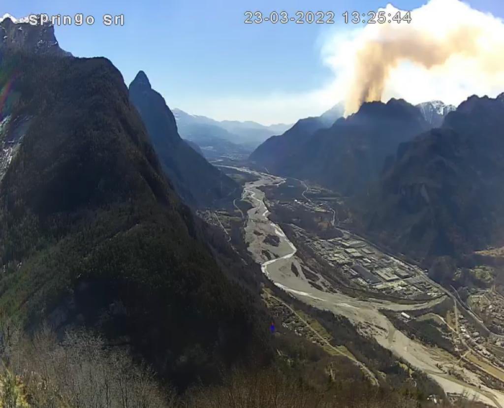 Daniele_V94's tweet photo. Incendio nelle Dolomiti Bellunesi, vicino a Fortogna nel comune di Longarone. https://t.co/rni8pHCDwO