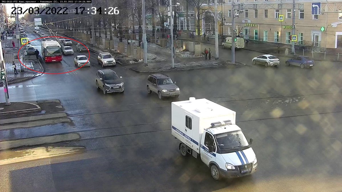 PermDDD's tweet photo. Компрос-Революции со стороны Тимирязева в правой полосе стоит автобус. https://t.co/NKdMNboR0m