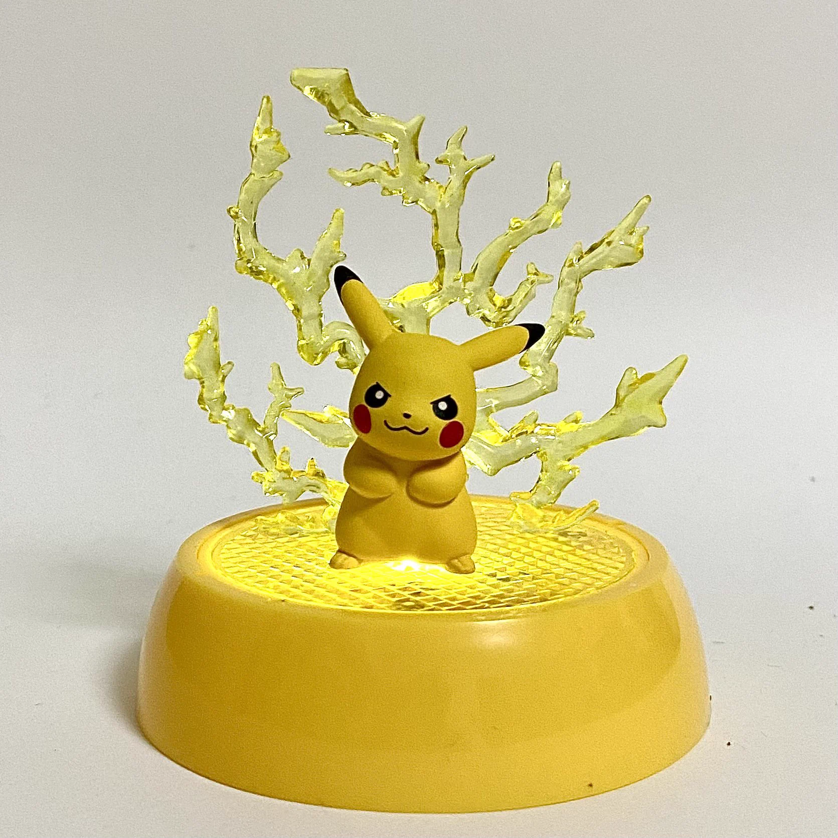 ピカチュウだとカッコいい台座でも？仕事猫だと労災っぽくなるwww