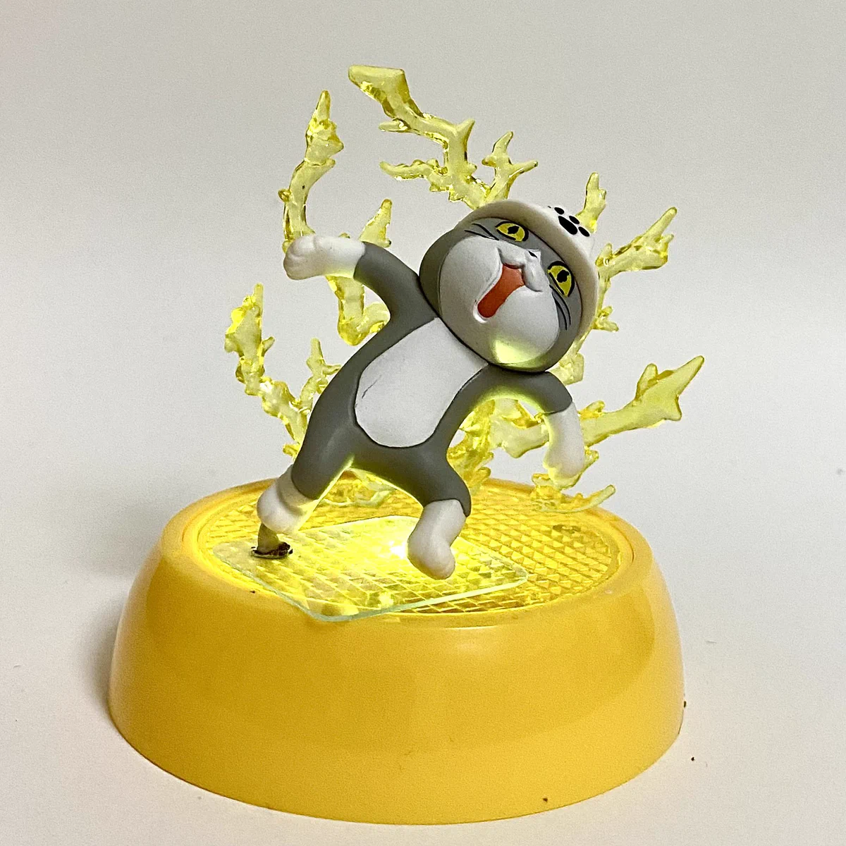 ピカチュウだとカッコいい台座でも？仕事猫だと労災っぽくなるwww