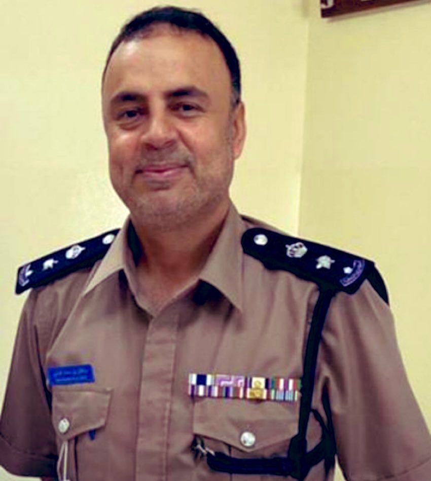 AlsiyabiHamood's tweet photo. رحل واقفا ببزته العسكرية تحت العلم ليسدد آخر ديونه للوطن
وكانت أكف المسعفين وهي تهوي جهة القلب لإنعاشه تضغط على النياشين لعلها ترفد ثقل الأكف
مازالت الأكف تضغط على القلب العامر بالنبل إلا أن ساعته دن��ْ
سلم المقدم سلطان البادي مسدسه وصفارته وعصاه لتبقى سيرته عهدة تصان ومآثر تستعاد https://t.co/08denM4jM5