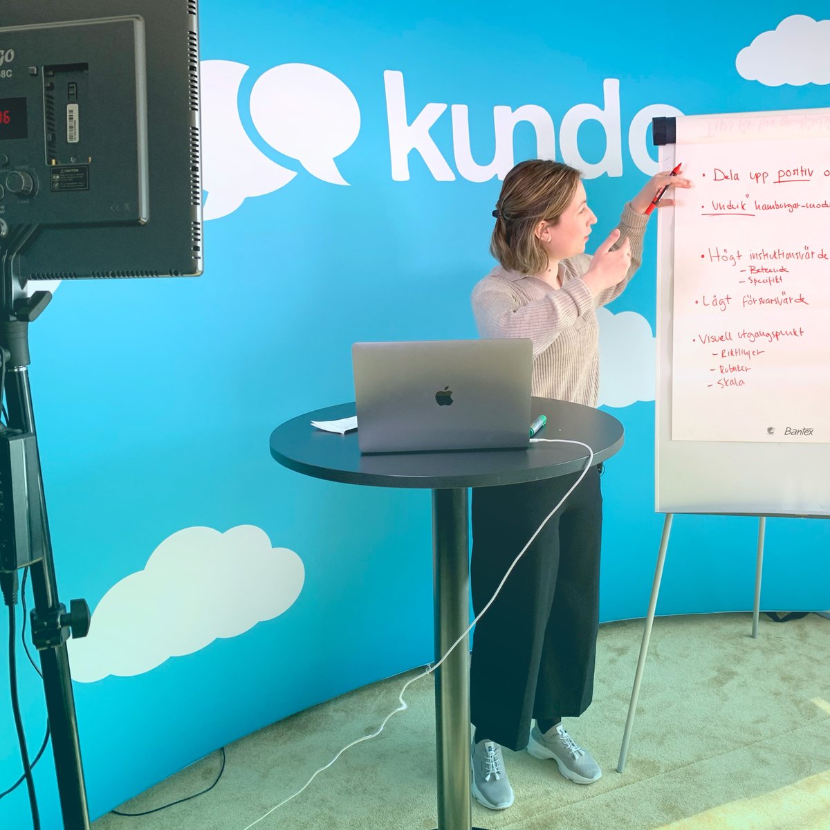 Kundo's tweet image. Idag höll vi och Isabella Samuelsson på Welingo den första delen i vår kurs Ledarskap inom kundservice! Tillsammans med våra deltagare från en rad olika organisationer hade vi en väldigt inspirerande och lärorik förmiddag! Vill du veta mer om våra kurser? hubs.ly/Q016ydnJ0