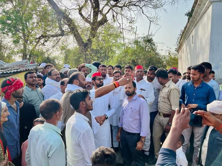 opsinghofficial's tweet photo. गाजीपुर के एमएलसी पद के लिए निर्दलीय प्रत्याशी मदन यादव प्रधान जी, पर्चा वापस न लेने पर सत्ता के इशारे पर प्रशासन द्वारा घर को गिराने एवं उनपर हो रहे उत्पीड़न सूचना पाकर उनके गांव अन्हारीपुर पहूँचकर भरोसा दिलाया कि समाजवादी पार्टी आपके साथ खड़ी हैं।
@yadavakhilesh @samajwadiparty https://t.co/ob9XyyKxVL