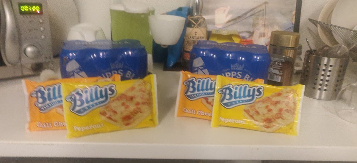 AGENT BLÅ TÄVLING:

Nu lottar vi ut vårat repkit bestående av 12st Pripps Blå 50cl 3,5% samt 4st Billys Pan Pizza (Chili Cheese och Pepperoni)

Kitet är avsett för två personer.

Gilla och dela detta inlägg så är du med utlottningen, vinnare dras på Fredag. Lycka till!