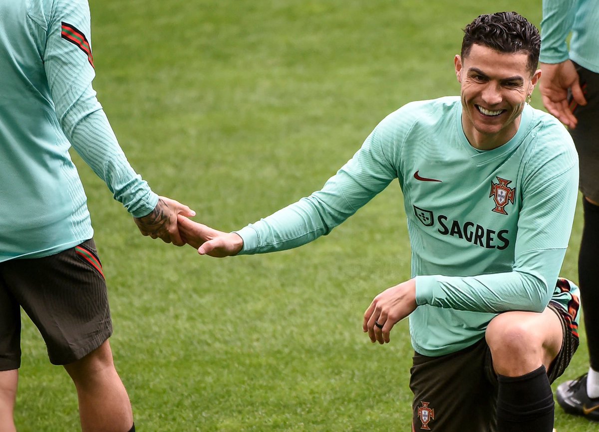 ShuffleFC's tweet photo. Cristiano Ronaldo during today's training session. 💪🏻 🇵🇹 https://t.co/7V6ityaaGp