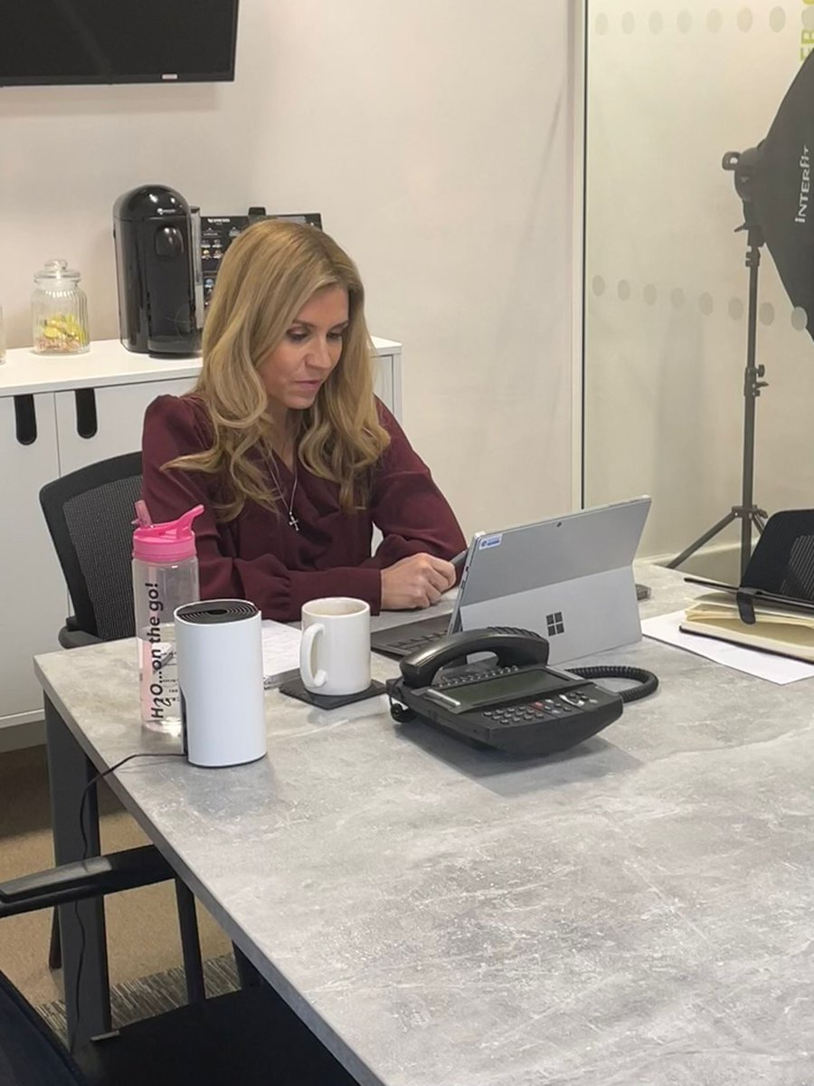 ladybosshr's tweet photo. A huge thank you to @LivUni and @SalmaRaheem6 for inviting me down to discuss the social media age in HR 

It was great talking to all the students on my old course and hearing a different perspective from Helen Turner who joined me as a guest in the lecture.
#HRmanagement #HR https://t.co/ZmfIkCZHMm