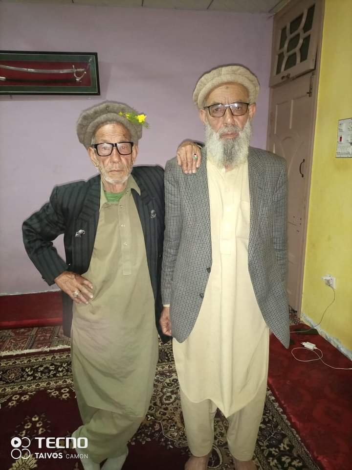 ehsan4QAU's tweet photo. Jan Ali, folk poet and father of Shina Hareep awarded with pride of performance by the President of Pakistan.
Jan Ali is very well known for his flute playing and Shina revolutionary poetry.
#JanAli
#GilgitBaltistan https://t.co/9ReFJa1ODg